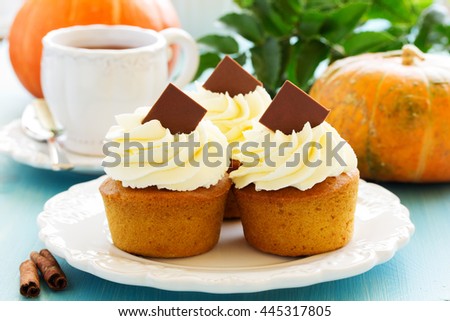 Pumpkin muffins with cream.