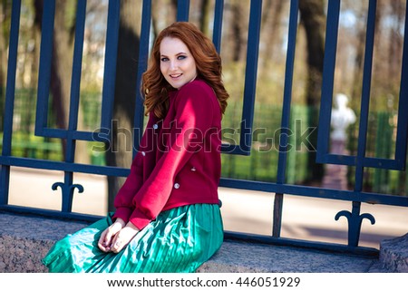 fashion street photo session of stylish young lady in a casual clothes