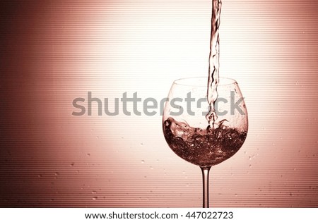 Water splashing in a wineglass