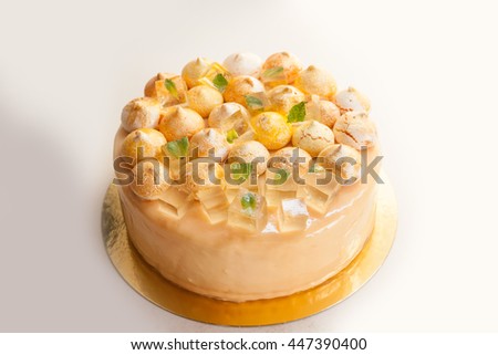 Peach mousse cake with meringue and jelly