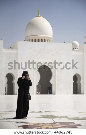 Abu-Dhabi Grand Moss, and photographer in traditional wear