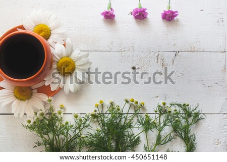 The photo shows the note and flowers