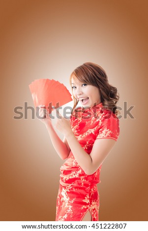 Attractive Chinese woman dress traditional cheongsam and hold red envelope