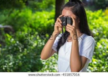 Women who are happy to take pictures.