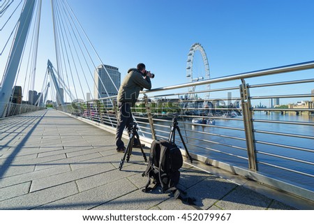 Photographer talking picture of London landmarks 
