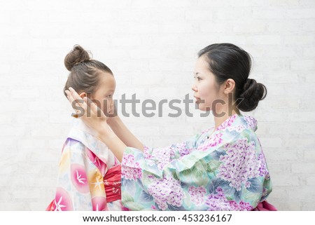 Mother and daughter to set the hair wearing yukata