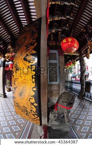 golden dragon door in the Chinese temple