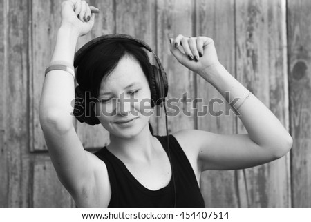 woman with headphones listening to music,