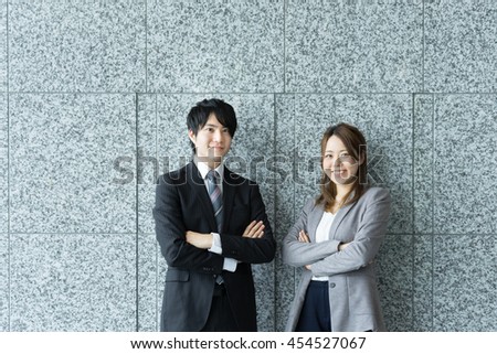 Men and women to be his arms folded with a smile (business image) Royalty-Free Stock Photo #454527067