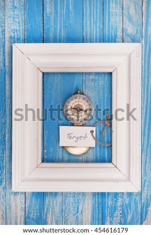 Sign Target and Compass in a white frame - Vintage style