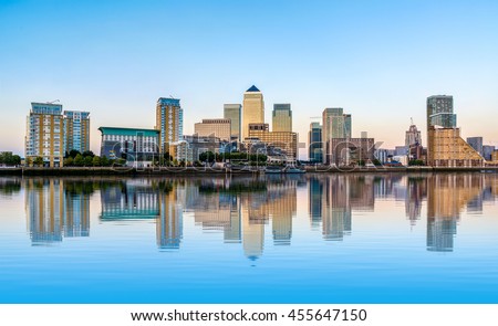 Panoramic view of Canary Wharf, financial hub in London at sunset Royalty-Free Stock Photo #455647150