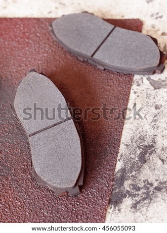 picture of smooth surface of old disk brake pads after use for a while but still thick and could be useable again after rubbing and smoothing the worn out surface with sand paper