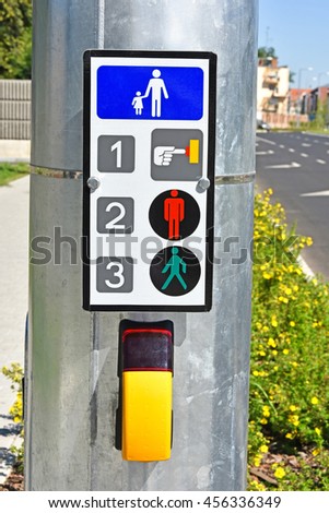 Signal system at the pedestrian crossing
