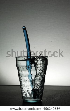 The toothbrush into the Cup.