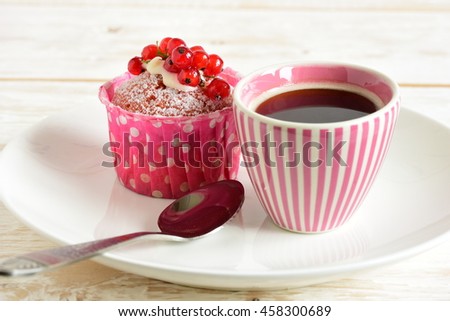 cake with currants