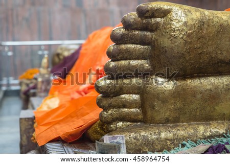Reclining Buddha gold statue at the Mahaparinirvana Temple in Kusinara (also Kushinagar or Kusinagar), Uttar Pradesh, India