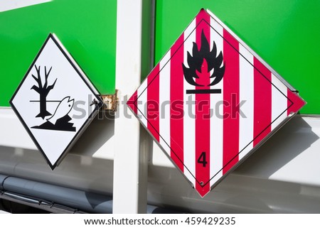 hazard labels (flammable solids and dangerous for the environment)