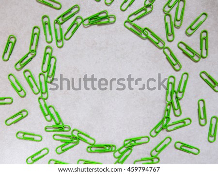 green paper clip with circle of note space (background)