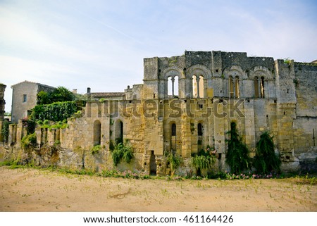 Defence walls and buildings of old medieval village of Saint Emilion, France.