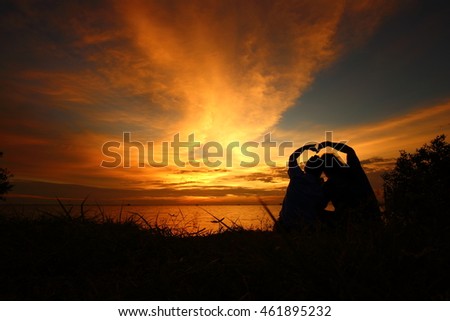 Low key picture : silhouette of lover couple in sunset, Seascape from dusk to night. 
