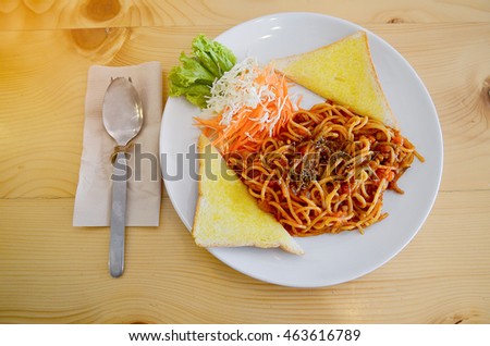 Spaghetti with bread