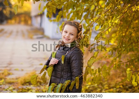 A girl in the autumn fall park