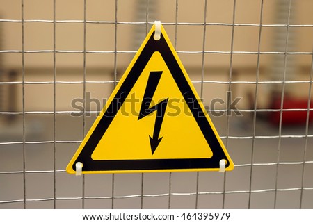 Sign of electrical danger in the form of lightning on a yellow triangle.