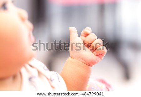 baby make hand thumb up sign