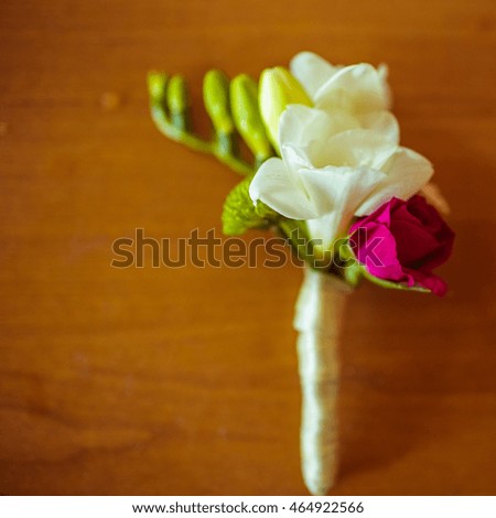 A blurred picture of white boutonniere