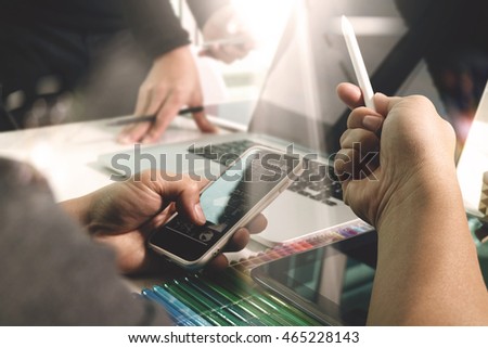 Photo website graphic designer hand working with new project modern studio laptop digital tablet smart phone on wood table.Books papers documents. Blurred background, sun flare effect