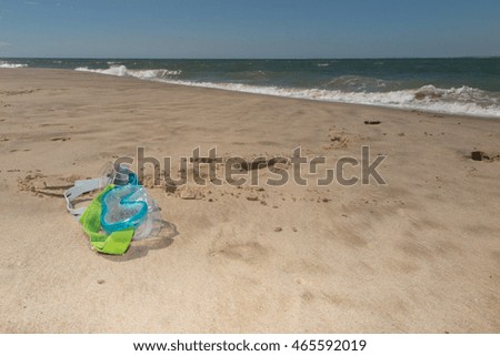 Photo picture of a diving mask on the sand beach
