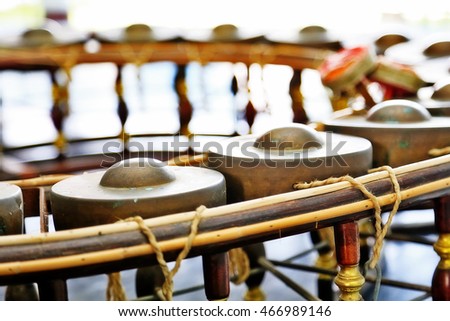 Circular Gongs, percussion instrument consisting of small gongs of different pitches strung together in a semicircle
