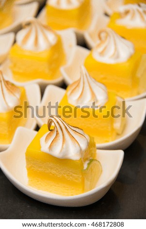 Mini lemon meringue cake with cream top