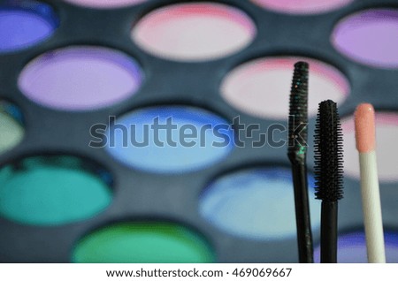 Brush for the application of shine on the background of the palette
