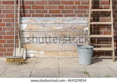 weathered wood surface with ladder, bucket, broom and shovel / conductor, bucket, broom and shovel / equipment