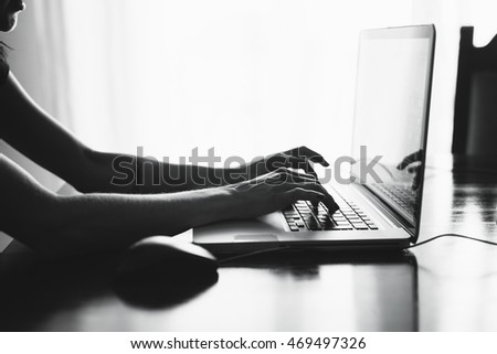 GIRL WORK ON COMPUTER 