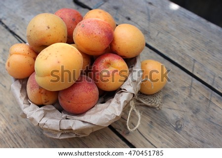 Ripe apricots lie on a wooden board