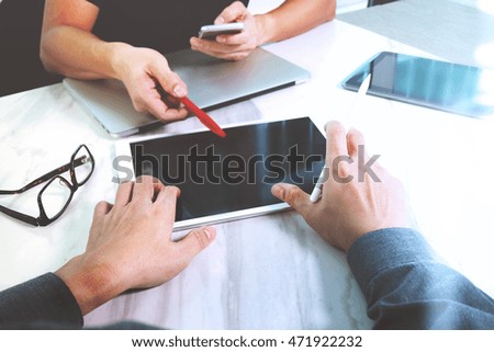 Photo website graphic designer hand working with his team make new project in studio.Modern laptop extend screen digital tablet smart phone on marble table. sun flare effect