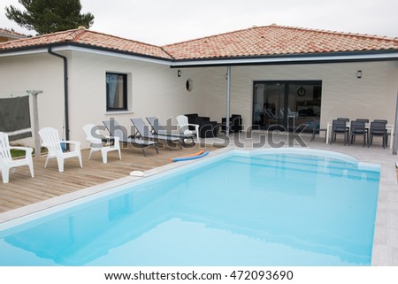External view of a contemporary house with pool