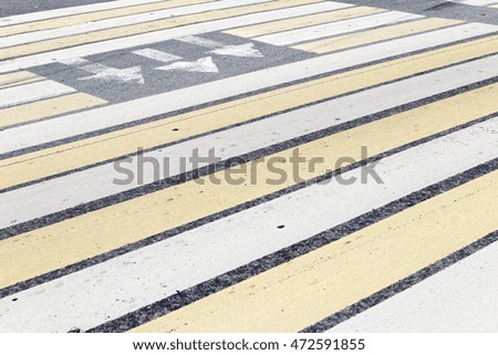marking a pedestrian crossing with stripes and arrows