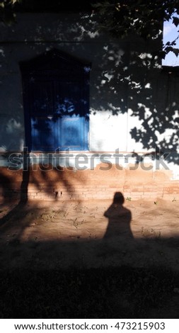 The sun shines in the old door, and the shade of the tree together, let a person quiet, cheerful, pedestrians can not help but to see the self timer, in order to retain this beautiful picture