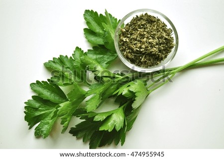 Fresh parsley with dried parsley in a glass bowl
