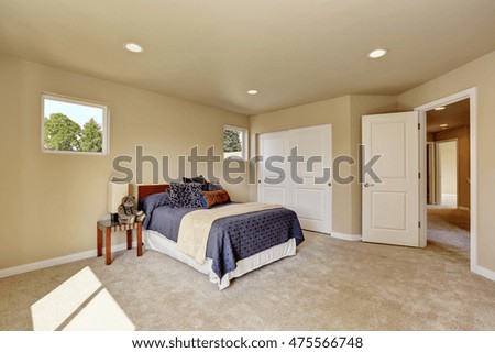 Photo of a small craftsman master bedroom with beige walls and carpet. Northwest, USA.