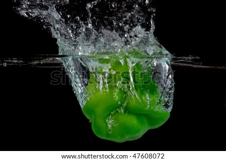 Pepper fruit into the water the moment, more similar to the style of pictures in my home page