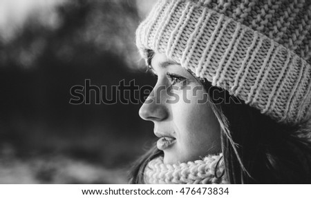 Black and white picture of gorgeous lady standing in white hat