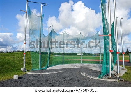 Discus pitch with blue sky.