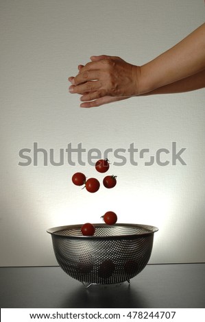 Put the tomatoes in a colander./Filmed the moment put the tomatoes in a colander.