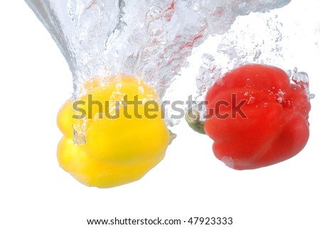 Pepper fruit into the water the moment, more similar to the style of pictures in my home page