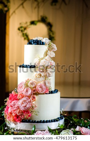 Picture of a beautiful wedding cake with roses.