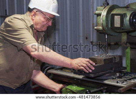 labor mechanic operation with a lathe